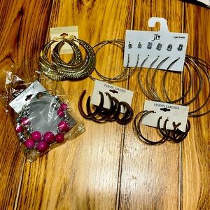 NWT, BUNDLE 14 pairs of women's earrings
Fashion Earrings